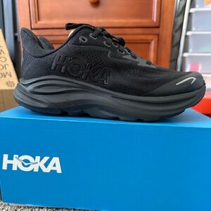 New in Box Hoka One One Clifton 10 in Black, 4.5MD/6W + Extra Laces